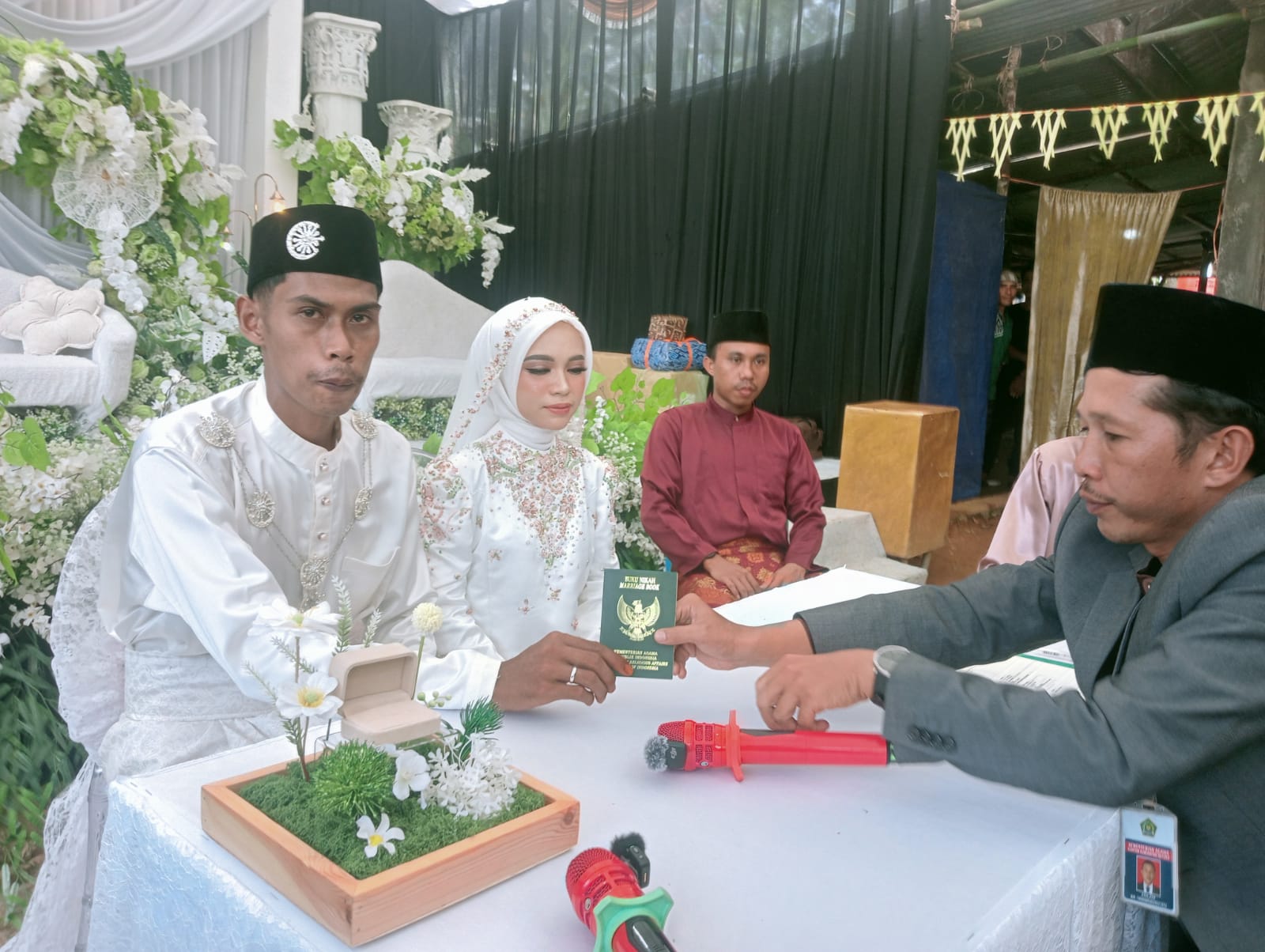 Layanan Prima Tanpa Batas, Penghulu KUA Bunguran Tengah Sahkan Pernikahan di Kediaman Warga